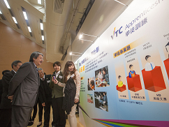 VTC印刷業學徒與曾俊華分享學徒培訓的得著