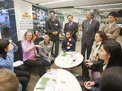 學生交流－曾俊華參觀香港專業教育學院（IVE）的語文自學中心，與學生交流，了解他們的學習情況