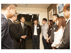 商务及经济发展局局长苏锦梁与IVE零售课程学生倾谈