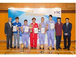 立法會議員易志明（左一）及VTC汽車業訓練委員會委員暨比賽首席裁判陳偉雄（右一）與6名「2014最佳汽車學徒比賽」優勝者合照（左二起：林乘風、梁志權、石啟汮、陳栢文、許達聰、唐永俊）。優勝者將獲贊助赴日本車廠交流。