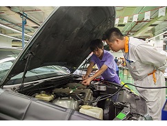 「2014最佳汽車學徒比賽」考驗同學「汽車機械/電工」及「車身修理/噴漆」技術。