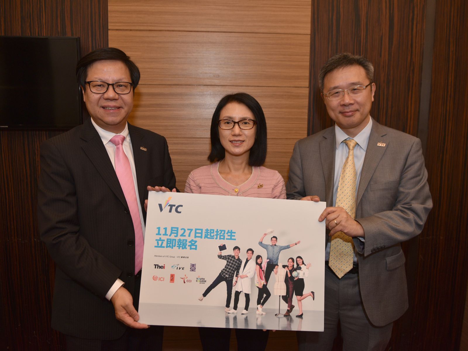 VTC副執行幹事梁任城(左)、VTC專業教育顧問任影嬋(中)和VTC副執行幹事鍾志杰教授(右)介紹2016/17學年VTC開辦各級課程,適合中六學生報讀