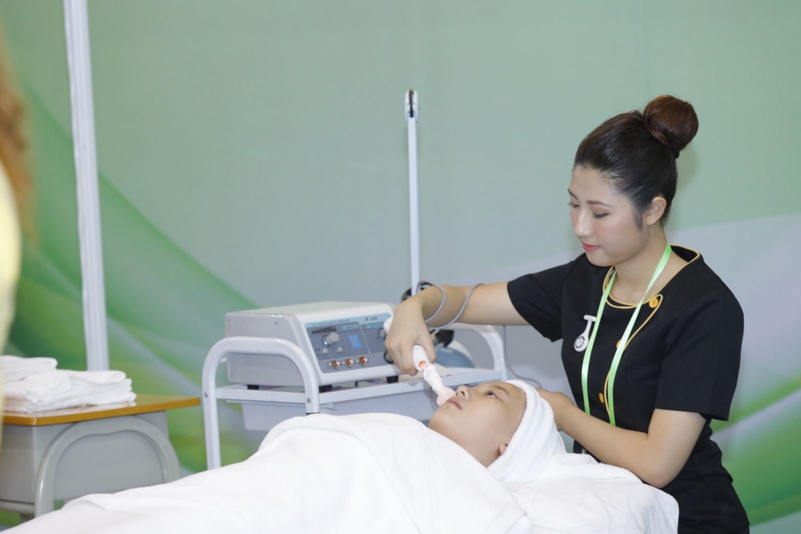 MAK Wing-yan (right) was the silver prize winner of the Beauty Therapy trade category