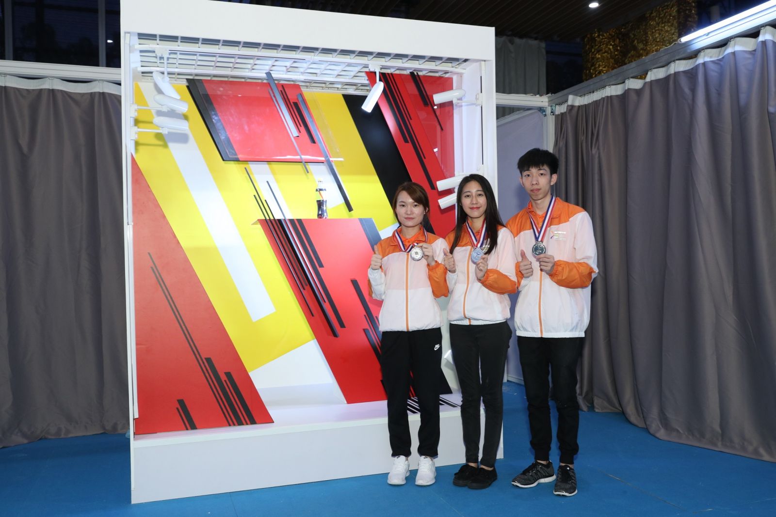 HKDI students of the Higher Diploma in Exhibition Design, LUNG Chi-sing (first from right), CHUNG Wai-han (first from left) and LEE Po-shan (middle), won the silver prize in the team-based Visual Merchandising/Window Dressing contest