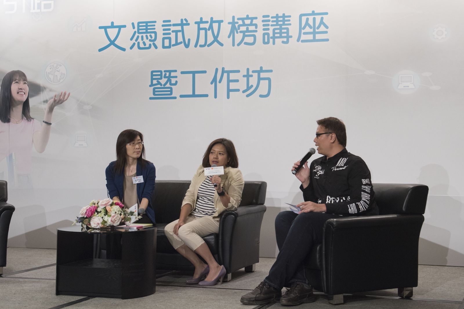 香港青年协会督导主任徐小曼(图左)与身为人母的着名财经评论员胡孟青(图中),提供专业辅导要诀和子女沟通心得,助家长及子女积极面对DSE放榜