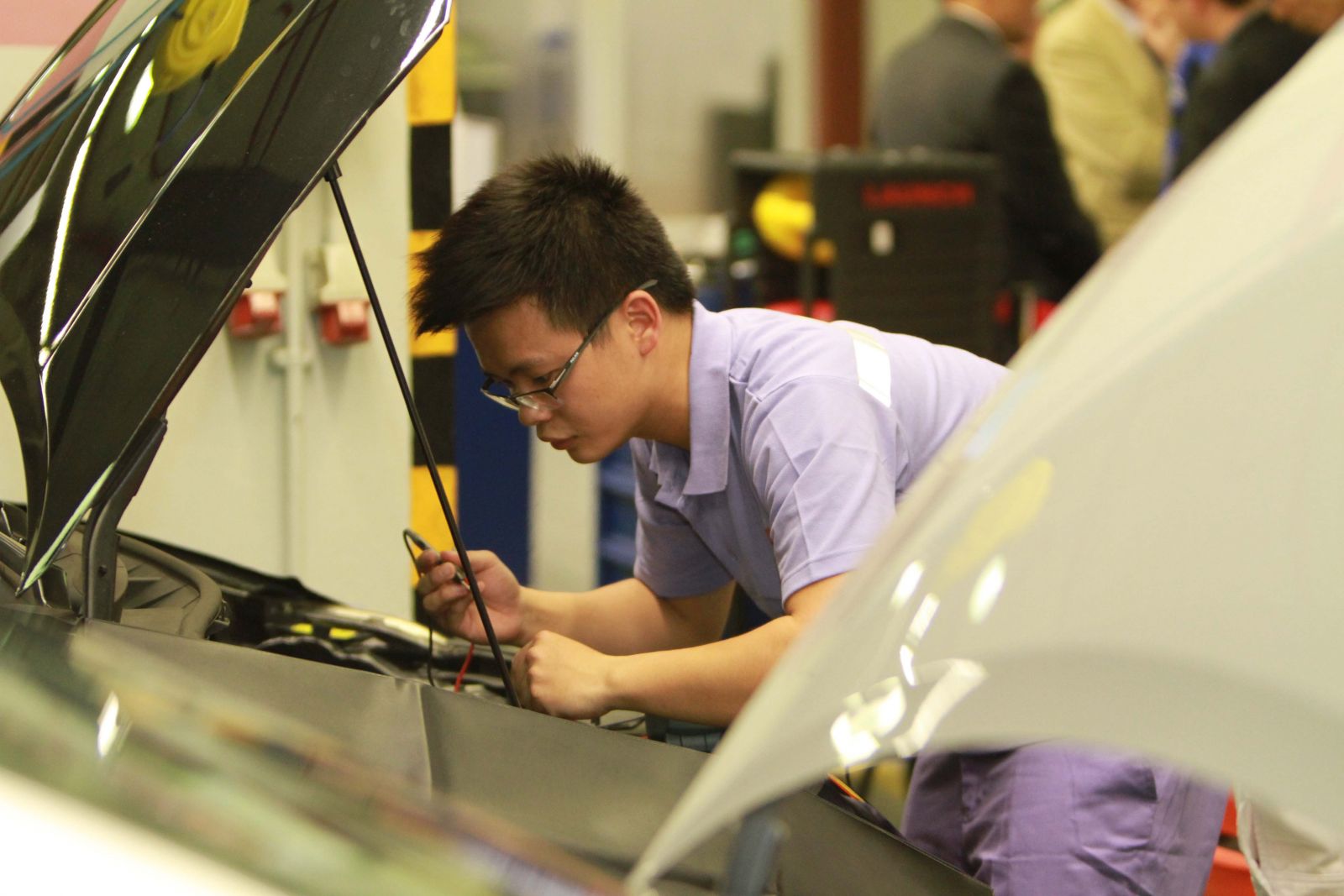 2016最佳汽车学徒比赛 切磋专业修车技术
优胜者将赴日本观摩