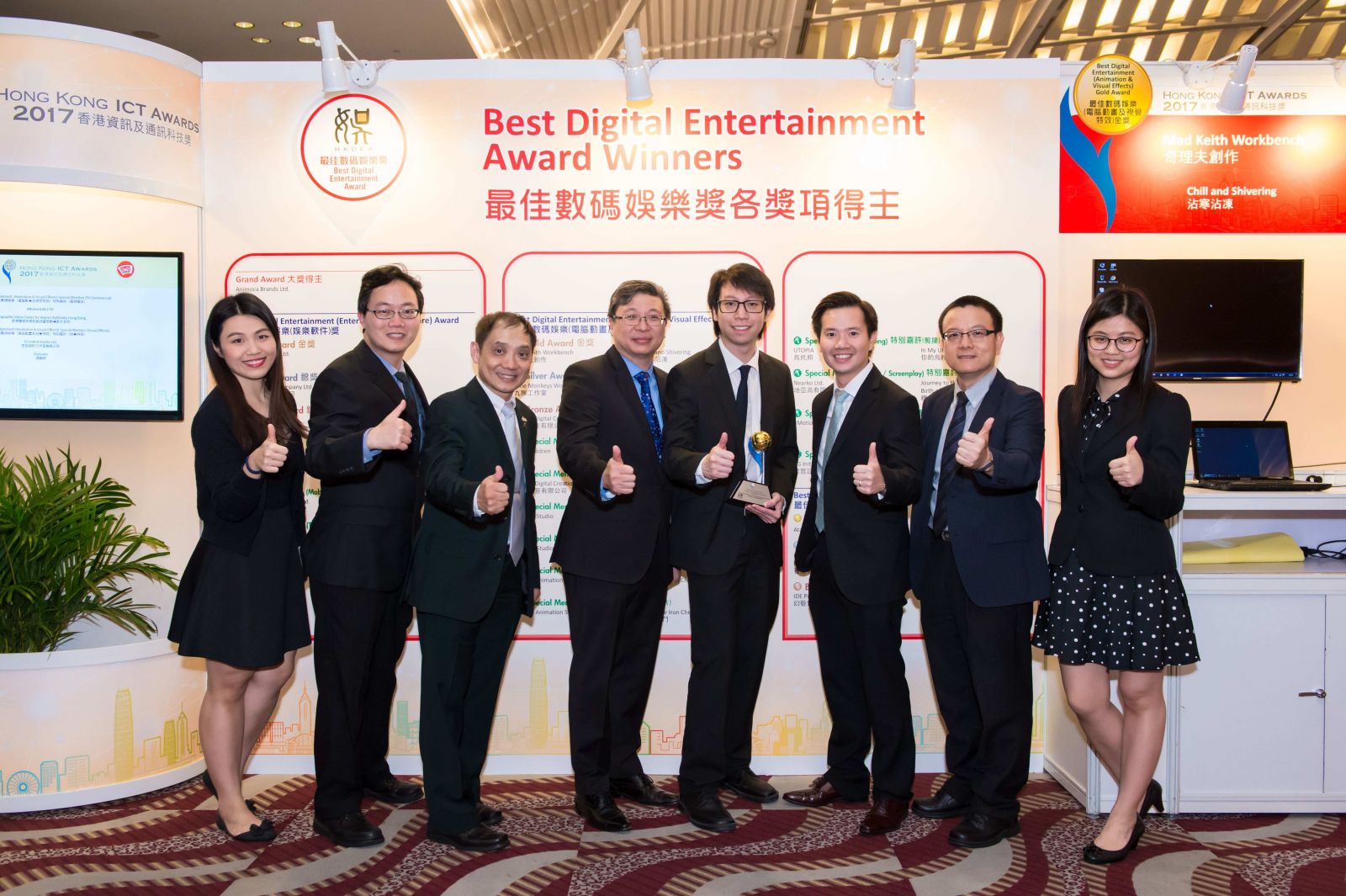 左起:IVE工程学科教师团队刘倩怡丶张开珏丶李建生丶学术总监廖世乐博士丶林祖扬丶杜璟庭丶邓锡文和缪彦筠首创「跨平台式的VR/AR工程教育应用」教学系统,更凭作品夺得「2017香港资讯及通讯科技奖」中「最佳数码娱乐奖」互动设计组别银奖。
