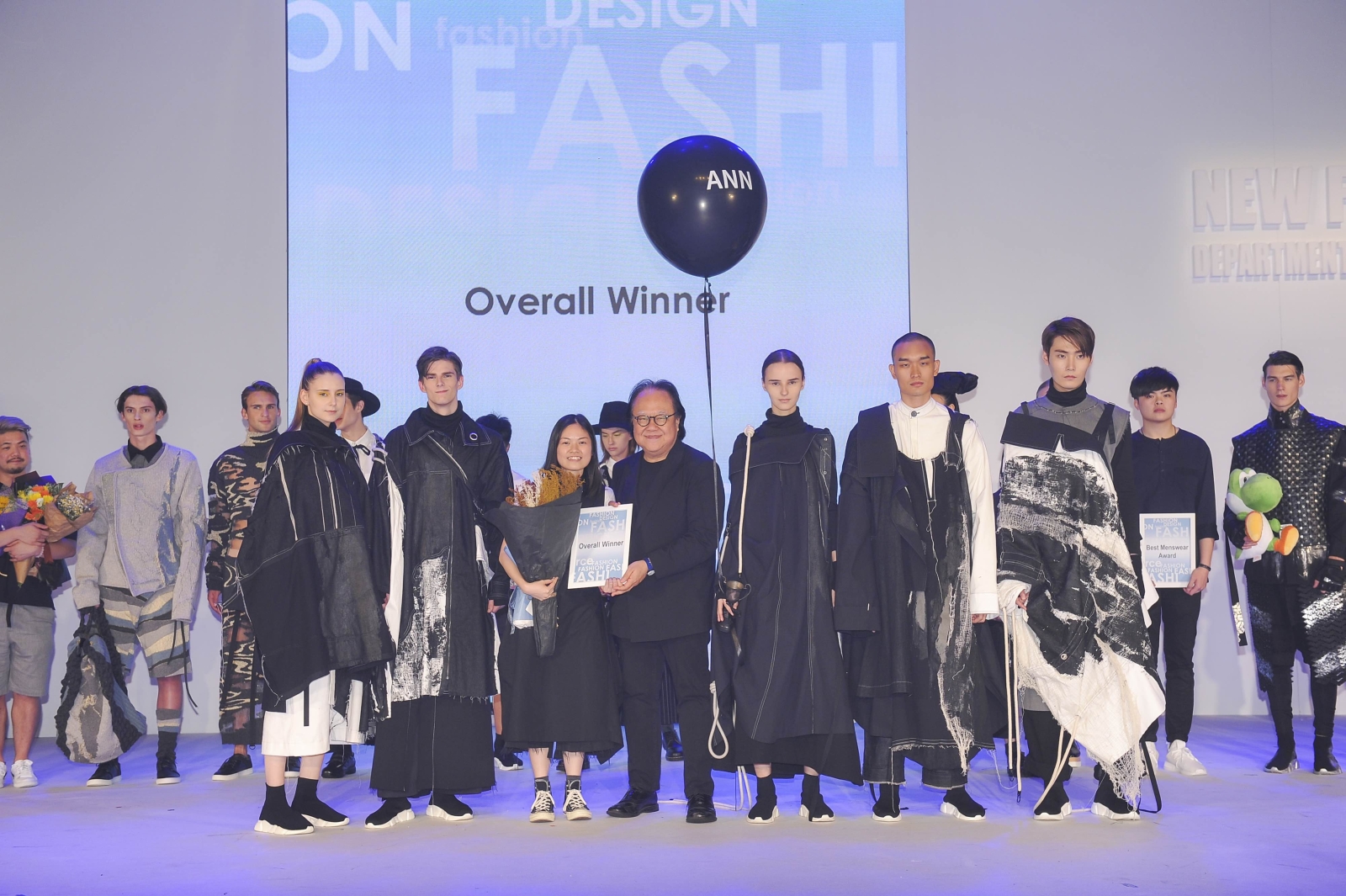 HO Yu-on won the Overall Winner Award with her collection “Hook the Hope” at the "New Fashion Force".