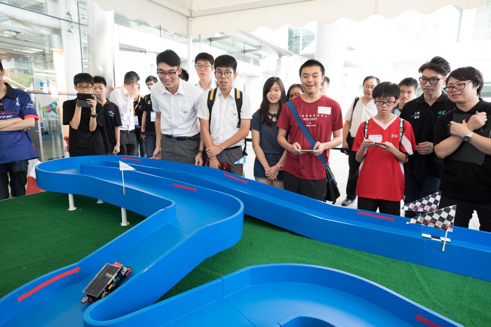 中学队伍参加「中学小型遥控太阳能车设计比赛」