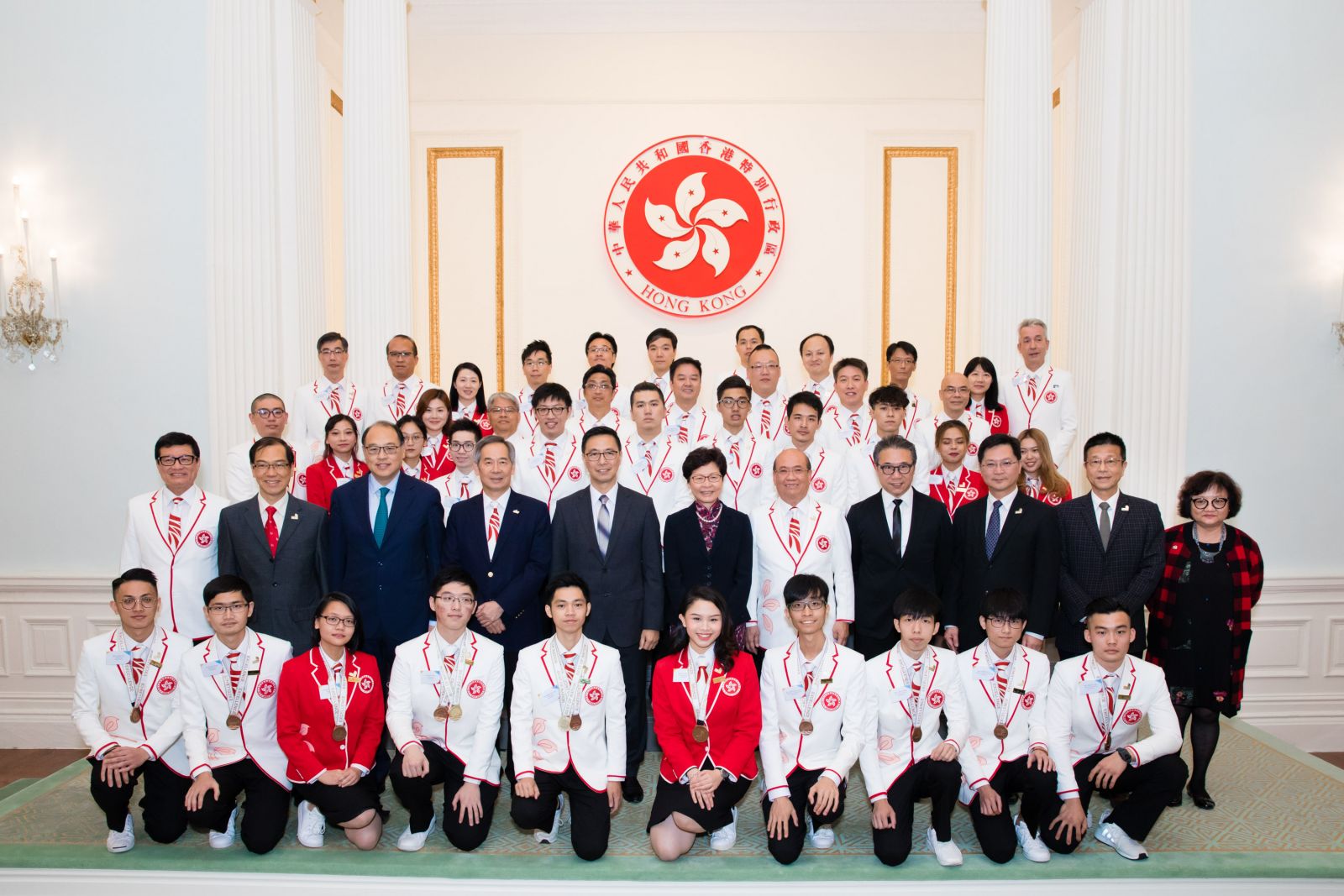 香港年轻选手与专家经历长时间备战特训,在「第44届世界技能大赛」勇夺8奖,为港争光。图为行政长官林郑月娥(第二排中)与选手及专家合照
