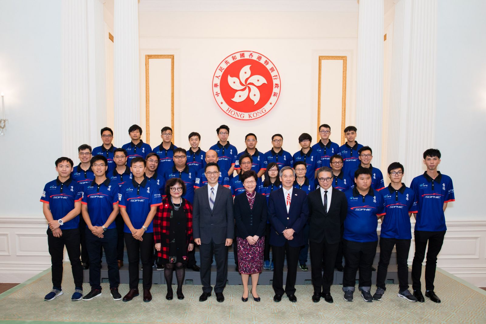 行政长官林郑月娥(前排中)勉励IVE工程学科师生,继续为科研努力,日後为社会作出贡献
