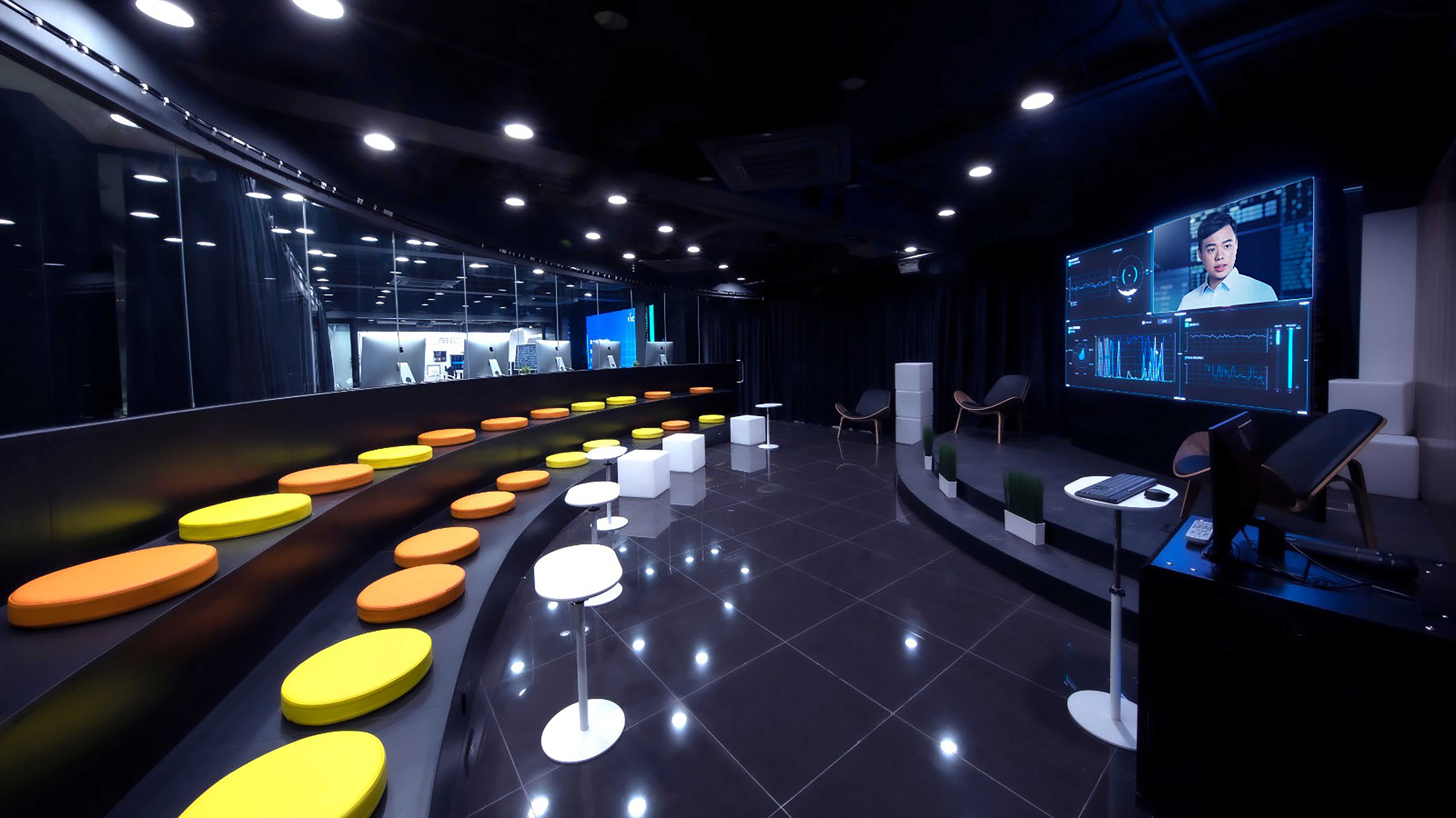 新成立设於IVE(摩理臣山)的企业共创中心(Innovation & Technology Co-creation Centre)与业界及合作夥伴建立网络,为学生提供平台参与业界开发项目,学习新兴科技及掌握职场技能。中心设有虚拟实境(VR)及扩增实境(AR)设施丶人工智能(AI)等各类不同软件及开发平台