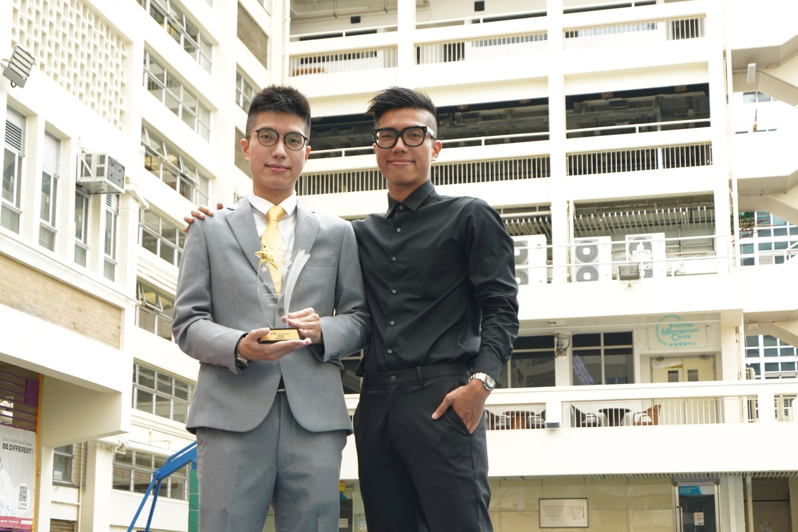 林政輝(左)與孖生哥哥同於中國建築工程(香港)有限公司工作,期間政輝更有機會參與位於香港國際機場禁區內的天際走廊工程