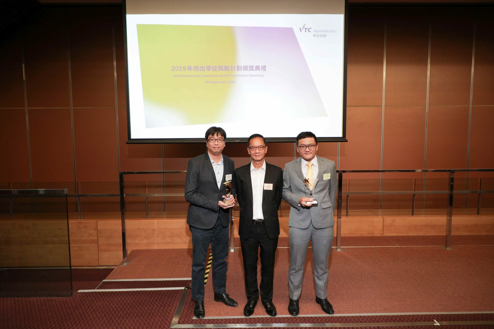 VTC學徒訓練委員會主席黎永覺(中)與得獎學徒董立駿(右)及其僱主(左)合照