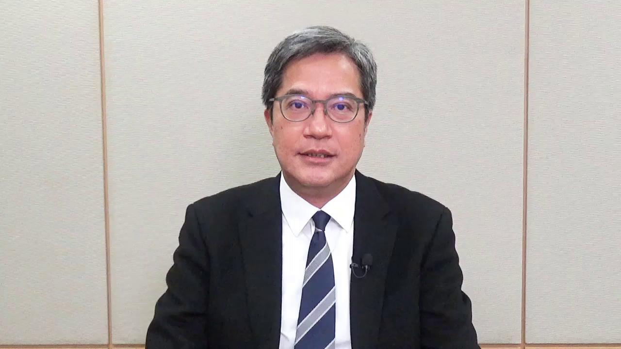 The Secretary for Development, Mr Michael Wong, hopes graduates could find their real interests in life, maintain long-lasting friendship with schoolmates, and seize opportunities to contribute to society