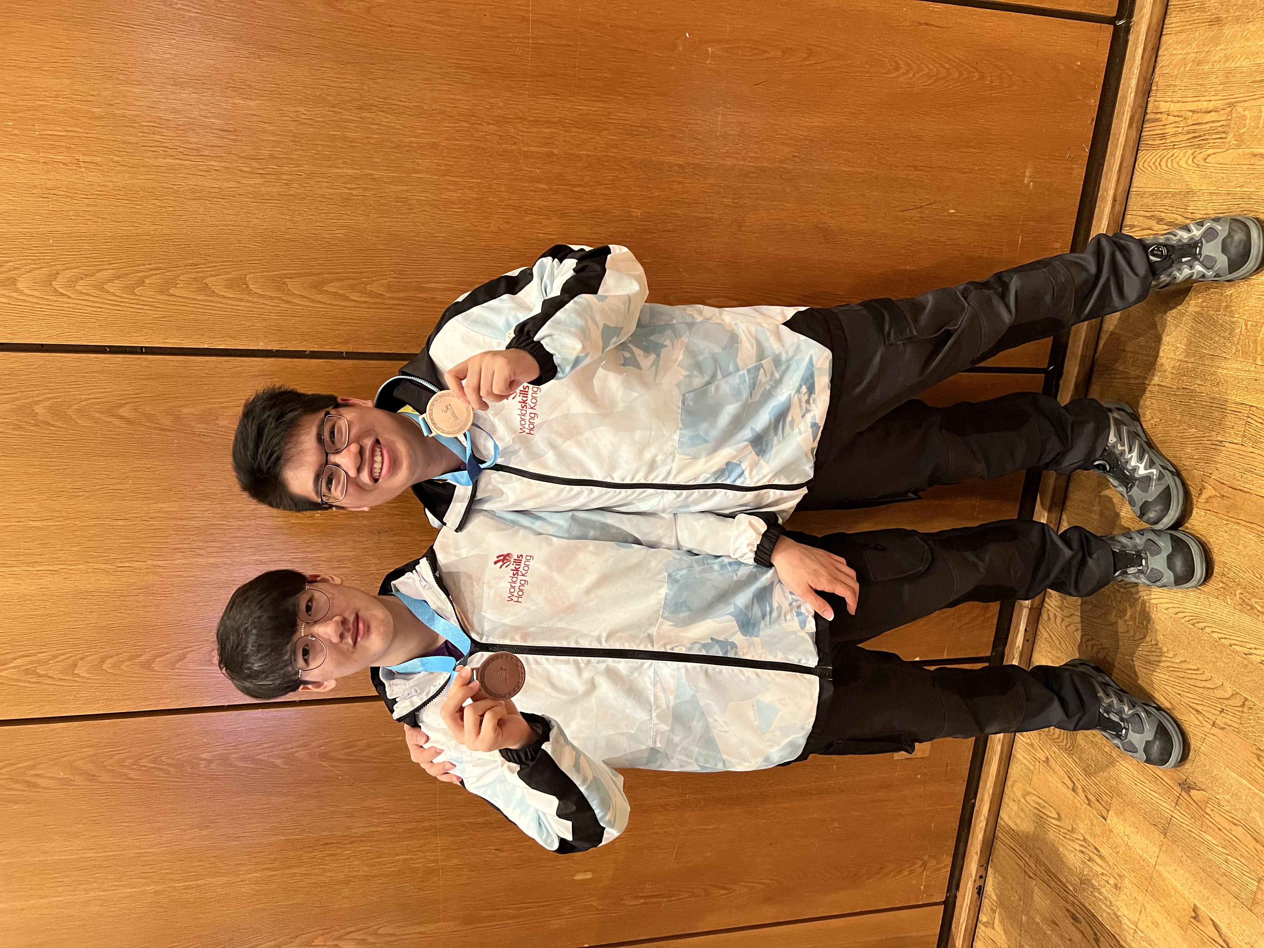 IVE機械工程學高級文憑畢業生廖俊鵬（左）及雷成發（右）先拔頭籌，在德國舉行的「2022年世界技能大賽特別賽」機電一體化項目獲得優異獎章
