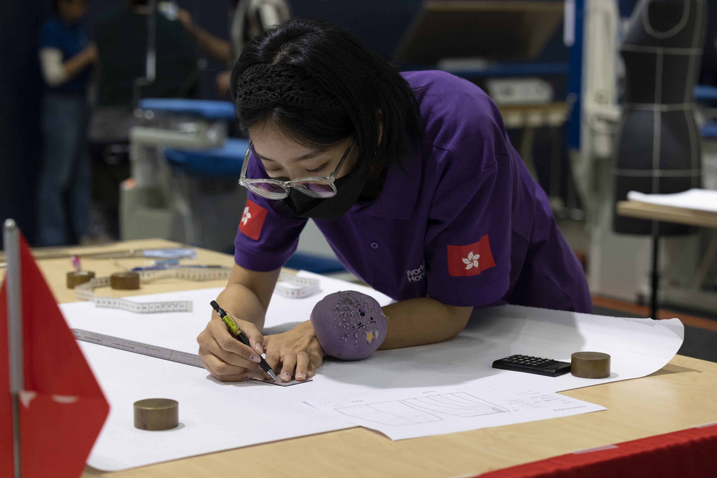 THEi高科院时装设计(荣誉)文学士学生林美心为「时装科技」项目香港代表,成功获得「时装科技」项目优异奬章(相片鸣谢:世界技能组织)
